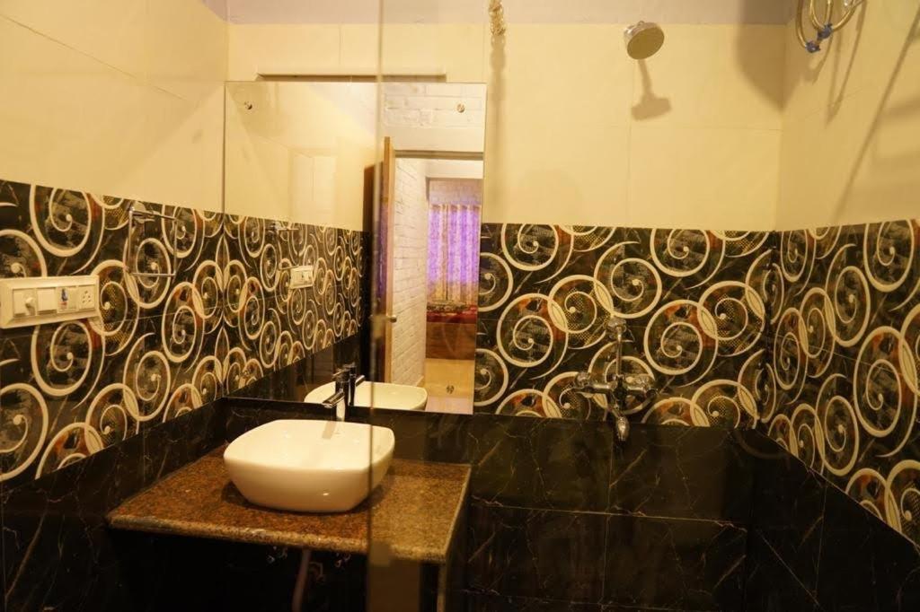 Hotel Brick Field Varanasi Exterior foto