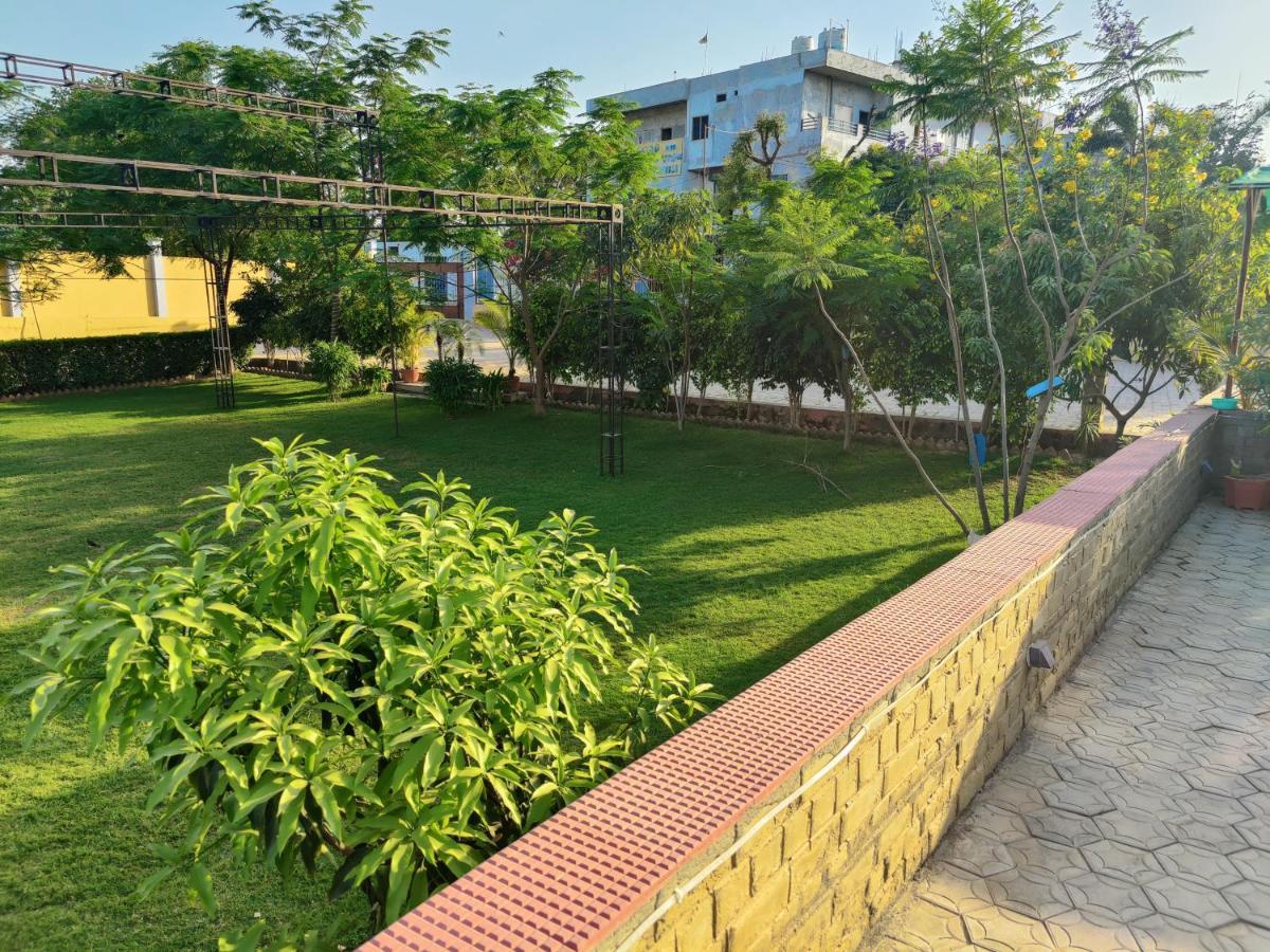 Hotel Brick Field Varanasi Exterior foto